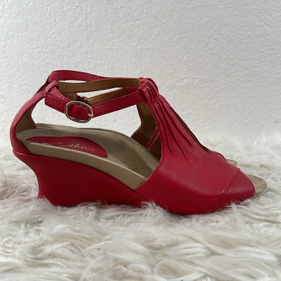 EARTHIES ARTSY Ankle Strap Wedge Sandals Heels Womens
10 Ruby Red VERIA LEATHER - Picture 5 of 15